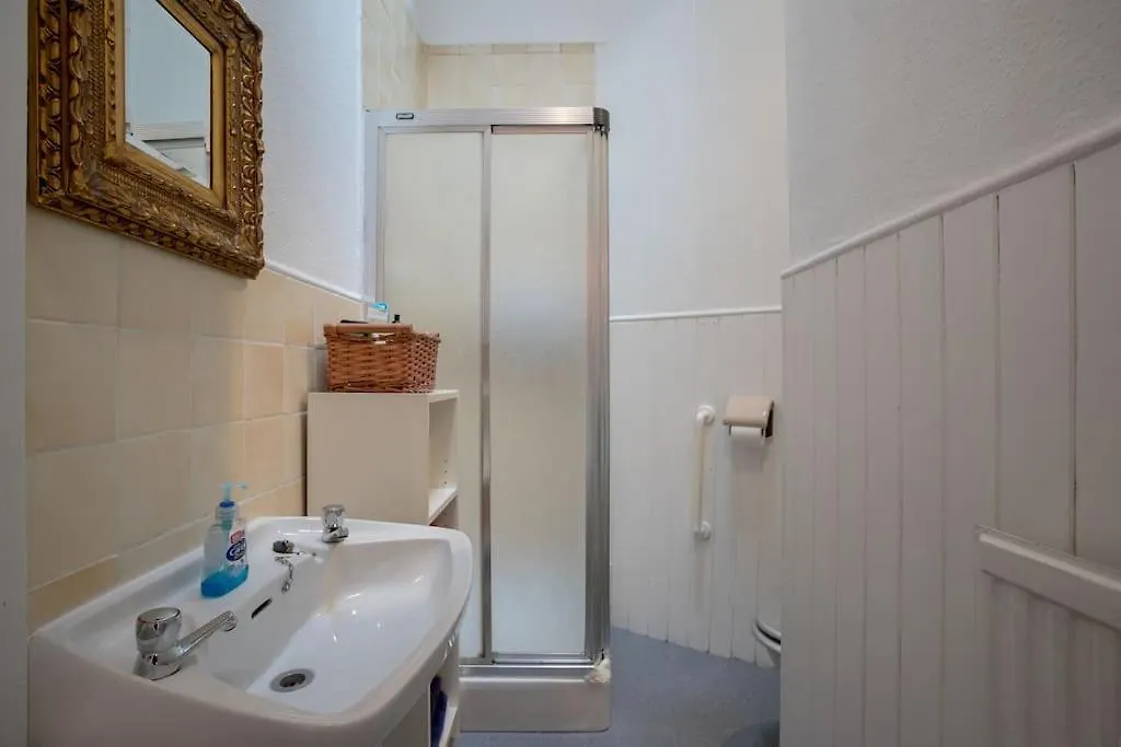 Central Claremont Townhouse Edynburg 0*,